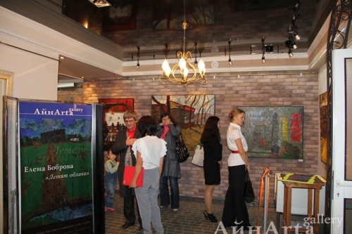 Гости на открытии выставки Елены Бобровой