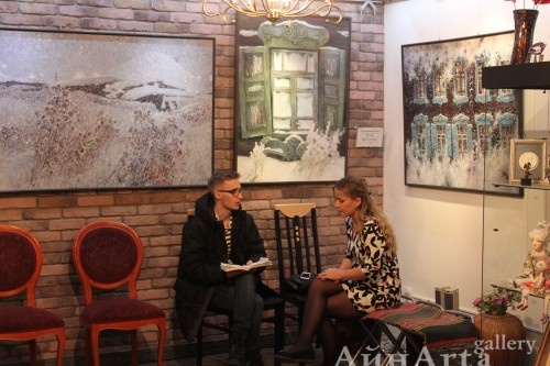 Евгения Аблязова дает интервью для Проспекта Мира